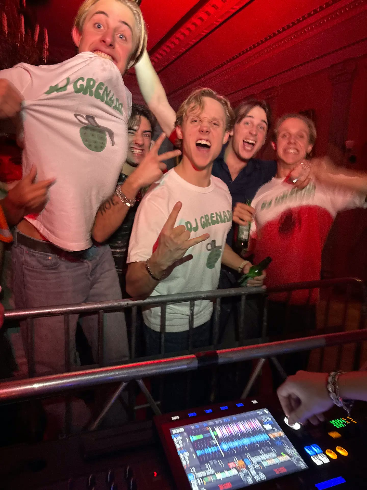 Publik framför DJ-båset i rött ljus