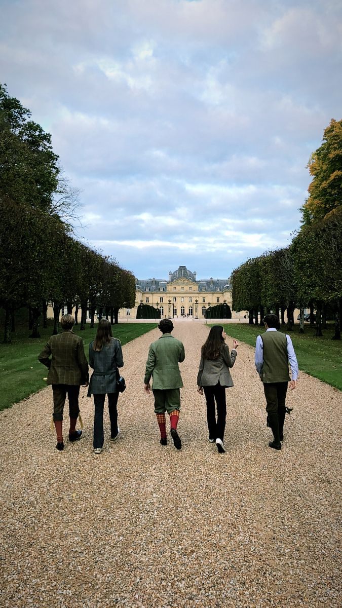 Vänner på grusgång fram mot ett slott