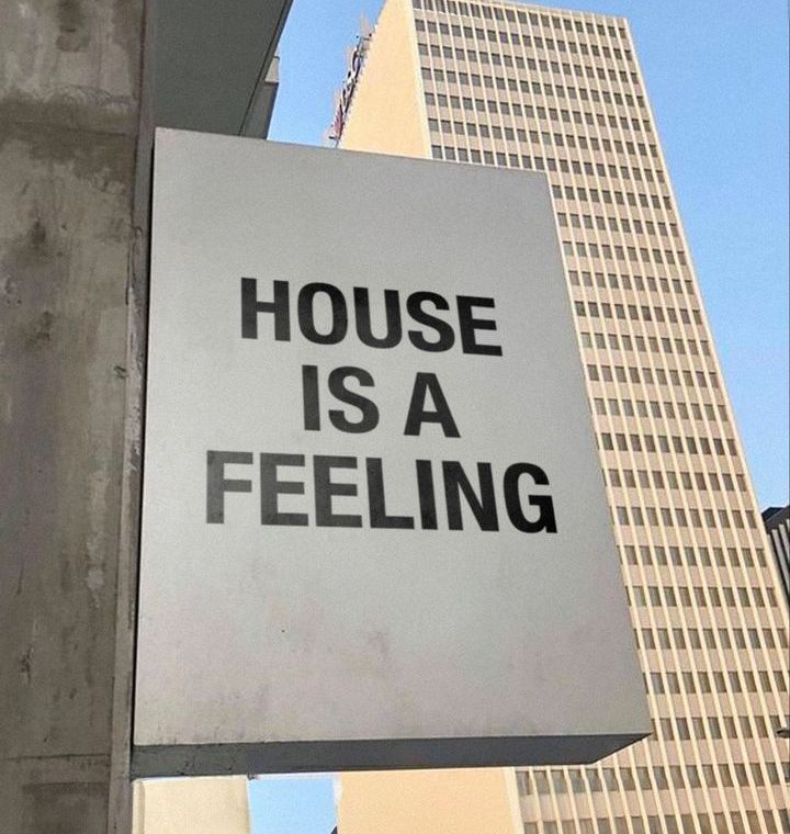 Skylt med texten House Is A Feeling