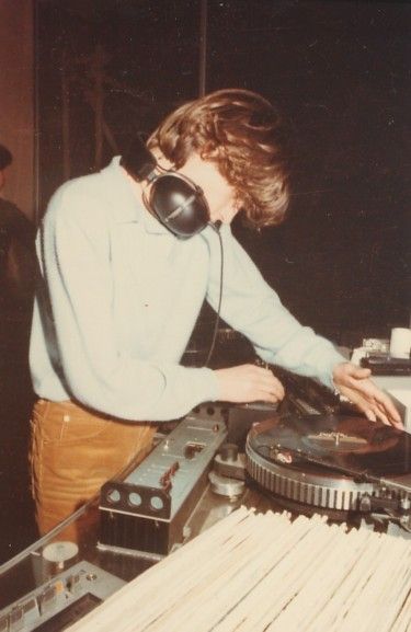 DJ vid skivspelare på sjuttiotalet