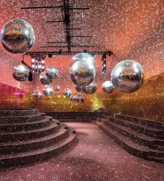 Sal full av discokulor i glitter och rosa ljus