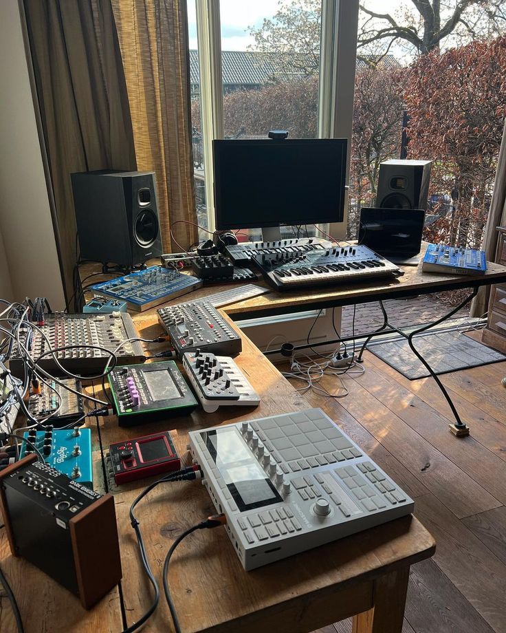 Hemmastudio full av synthar och trummaskiner