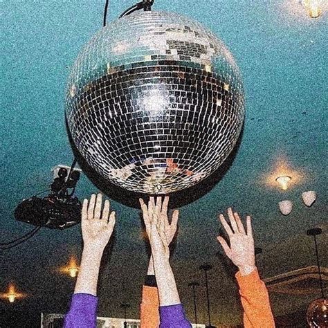Discokula lyfts av tre händer